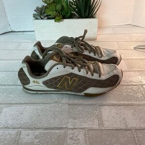 New Balance Women's Shoes in Brown and Gold